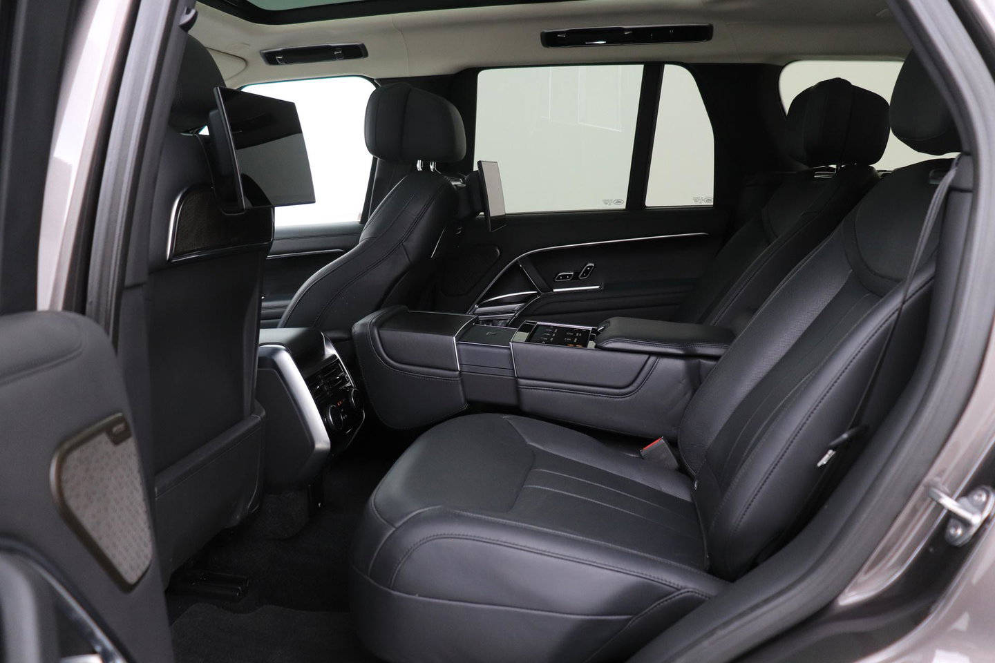 Land Rover Range Rover 3.0 D350 First Edition MHEV | ACC | Rear Seat Entertainment | Luchtvering | 23 Inch | 360° Camera | Massage | Trekhaak