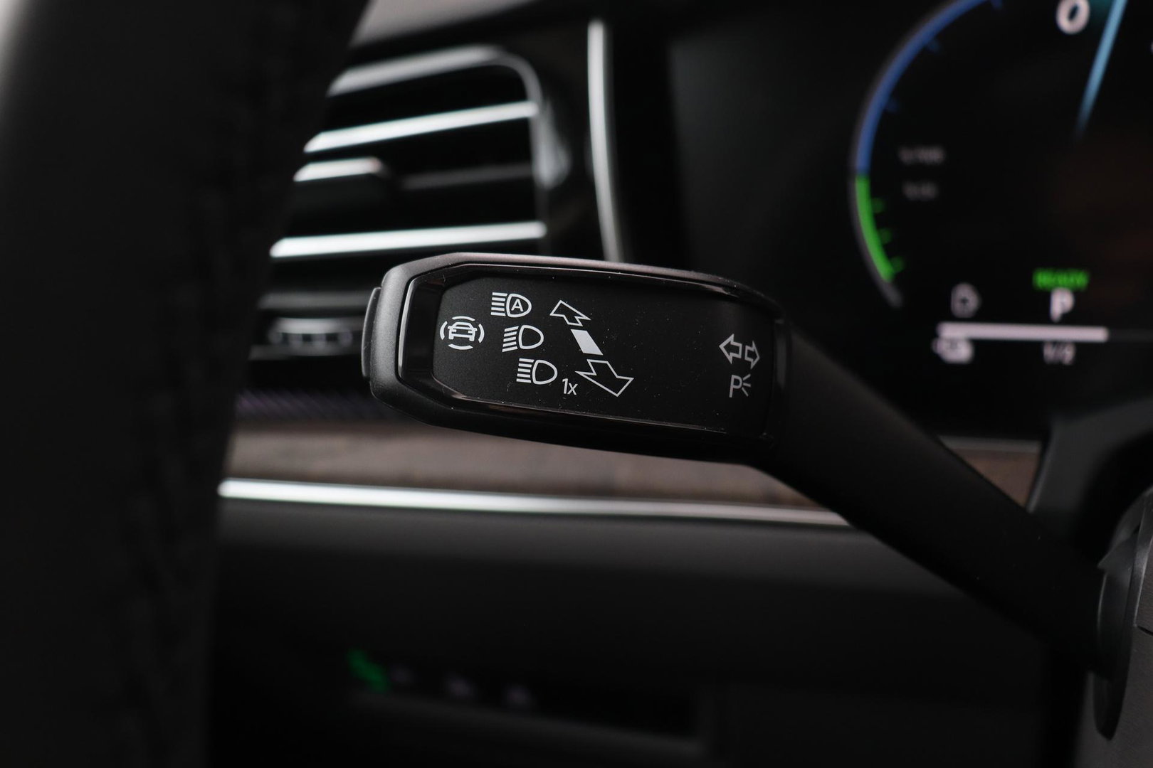 Volkswagen Touareg 3.0 TSi eHybrid 4MOTION Elegance | Luchtvering | Trekhaak | Panoramadak | Head-Up | 360 Camera | Ventilatie | Stoel+Stuurverwarming