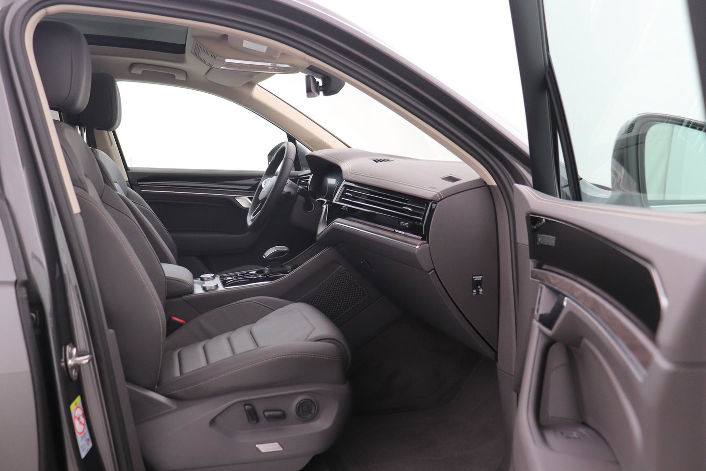Volkswagen Touareg 3.0 TSi eHybrid 4MOTION Elegance | Luchtvering | Trekhaak | Panoramadak | Head-Up | 360 Camera | Ventilatie | Stoel+Stuurverwarming