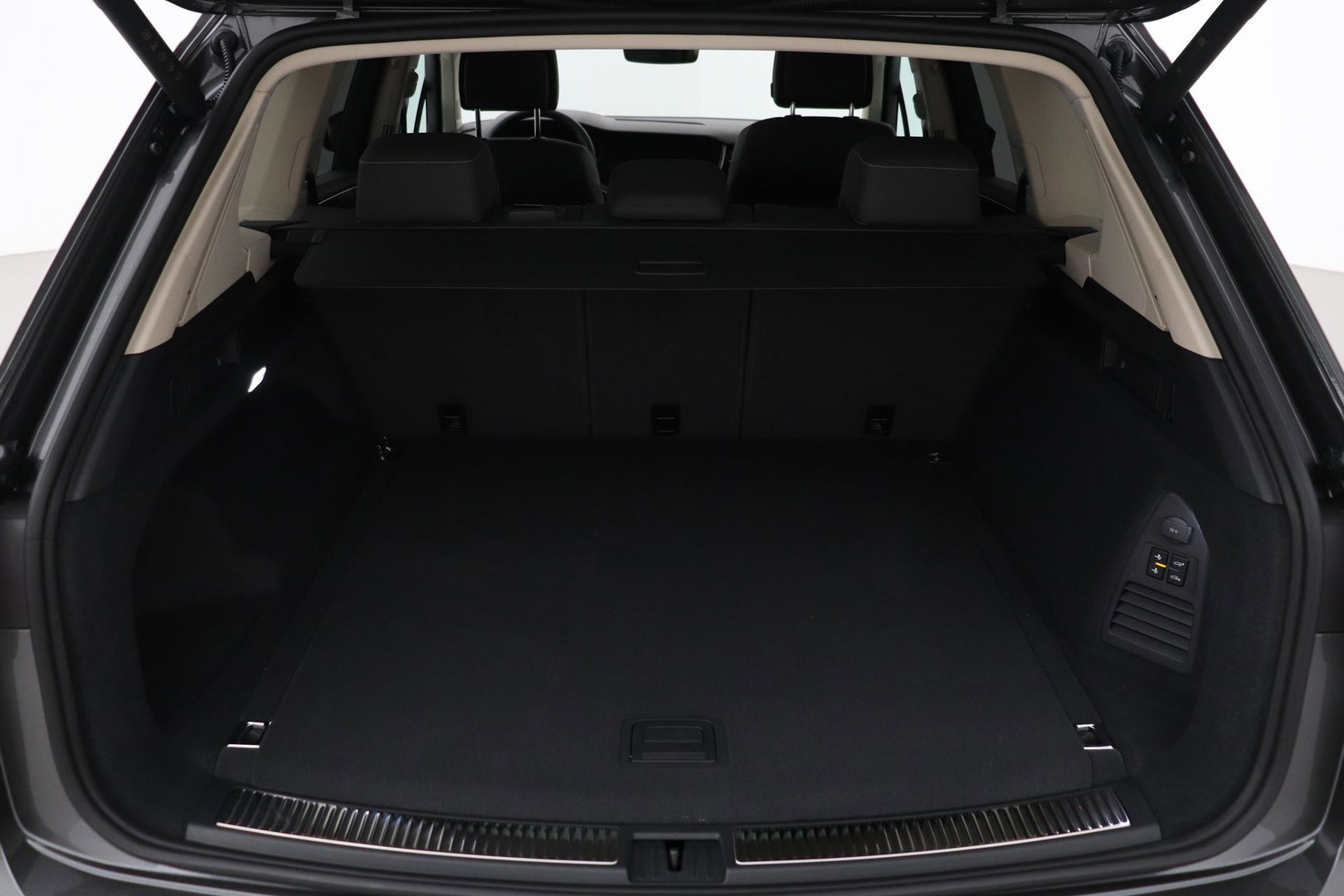 Volkswagen Touareg 3.0 TSi eHybrid 4MOTION Elegance | Luchtvering | Trekhaak | Panoramadak | Head-Up | 360 Camera | Ventilatie | Stoel+Stuurverwarming
