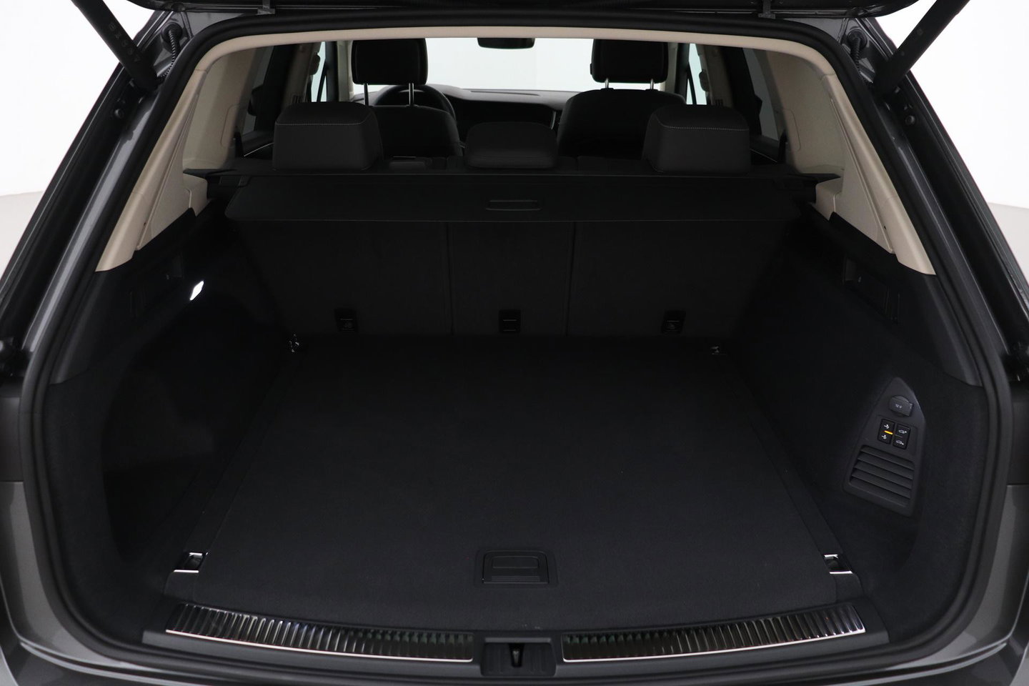 Volkswagen Touareg 3.0 TSi eHybrid 4MOTION Elegance | Luchtvering | Trekhaak | Panoramadak | Head-Up | 360 Camera | Ventilatie | Stoel+Stuurverwarming