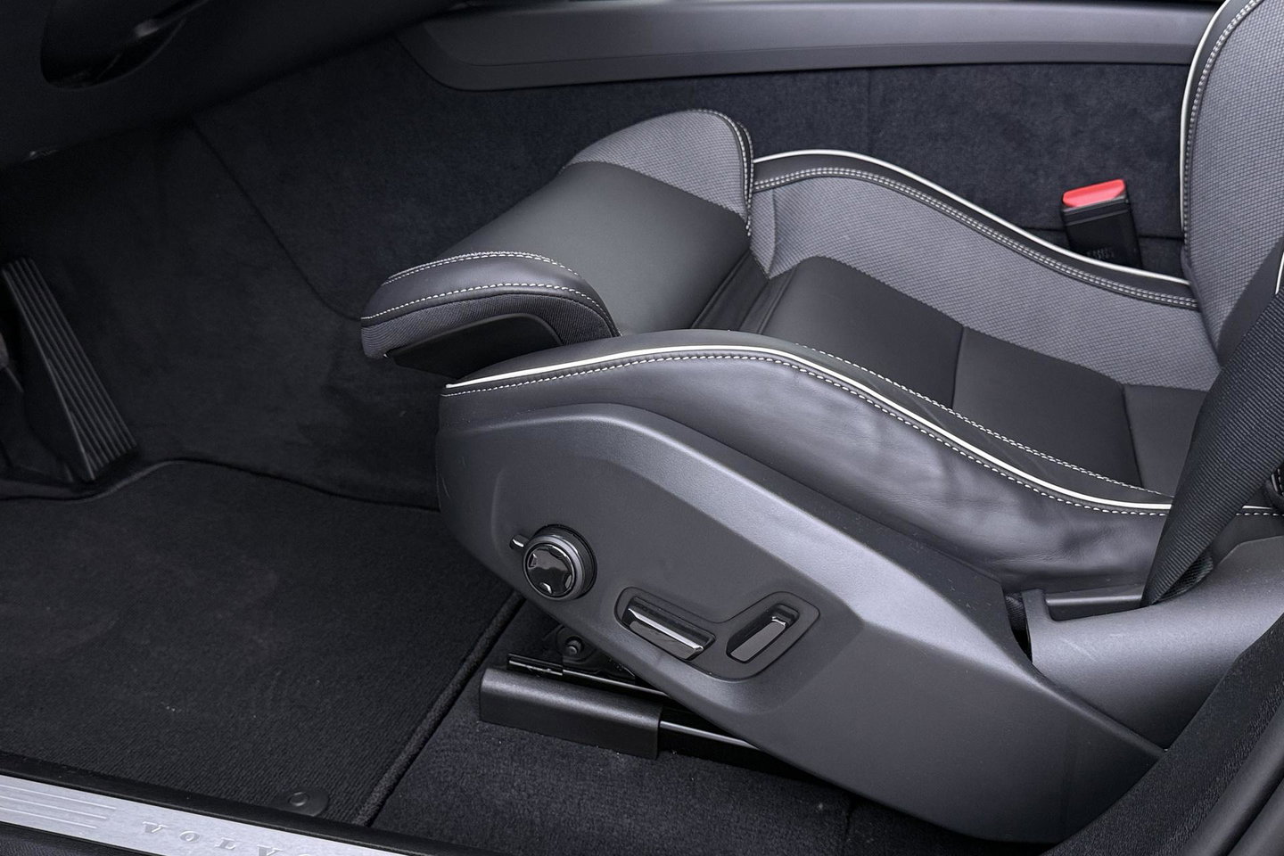Volvo XC60 T8 Plug-in hybrid Plus Black Edition | ACC | Panoramadak | Harman/Kardon | 360° Camera | Head-Up | 21 inch