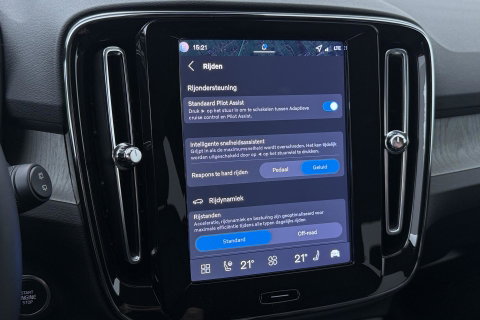Volvo XC40 2.0 B3 Plus Dark | ACC | 360° Camera | Harman/Kardon | Memory | Stoel+Stuurverwarming | 19 Inch