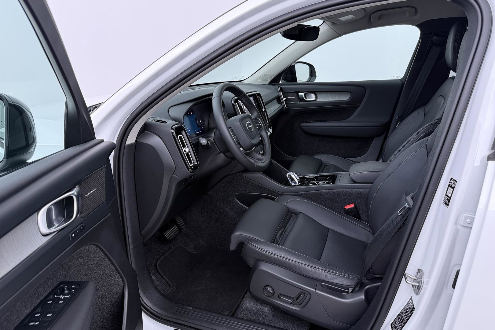 Volvo XC40 2.0 B3 Plus Dark | ACC | 360° Camera | Harman/Kardon | Memory | Stoel+Stuurverwarming | 19 Inch