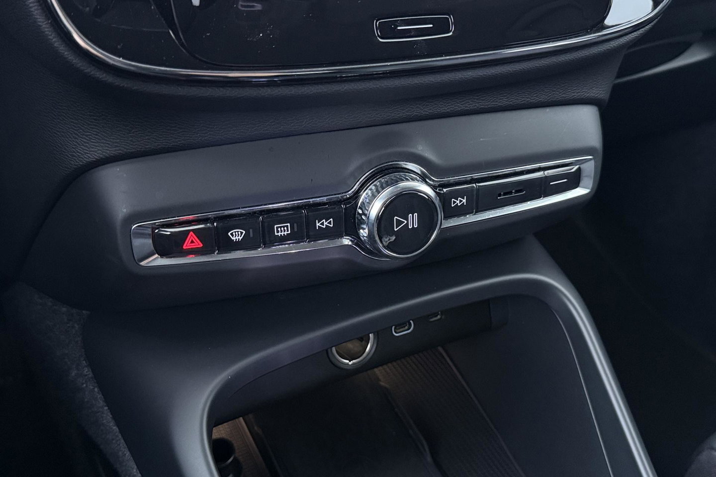 Volvo XC40 2.0 B3 Plus Dark | ACC | 360° Camera | Harman/Kardon | Memory | Stoel+Stuurverwarming | 19 Inch