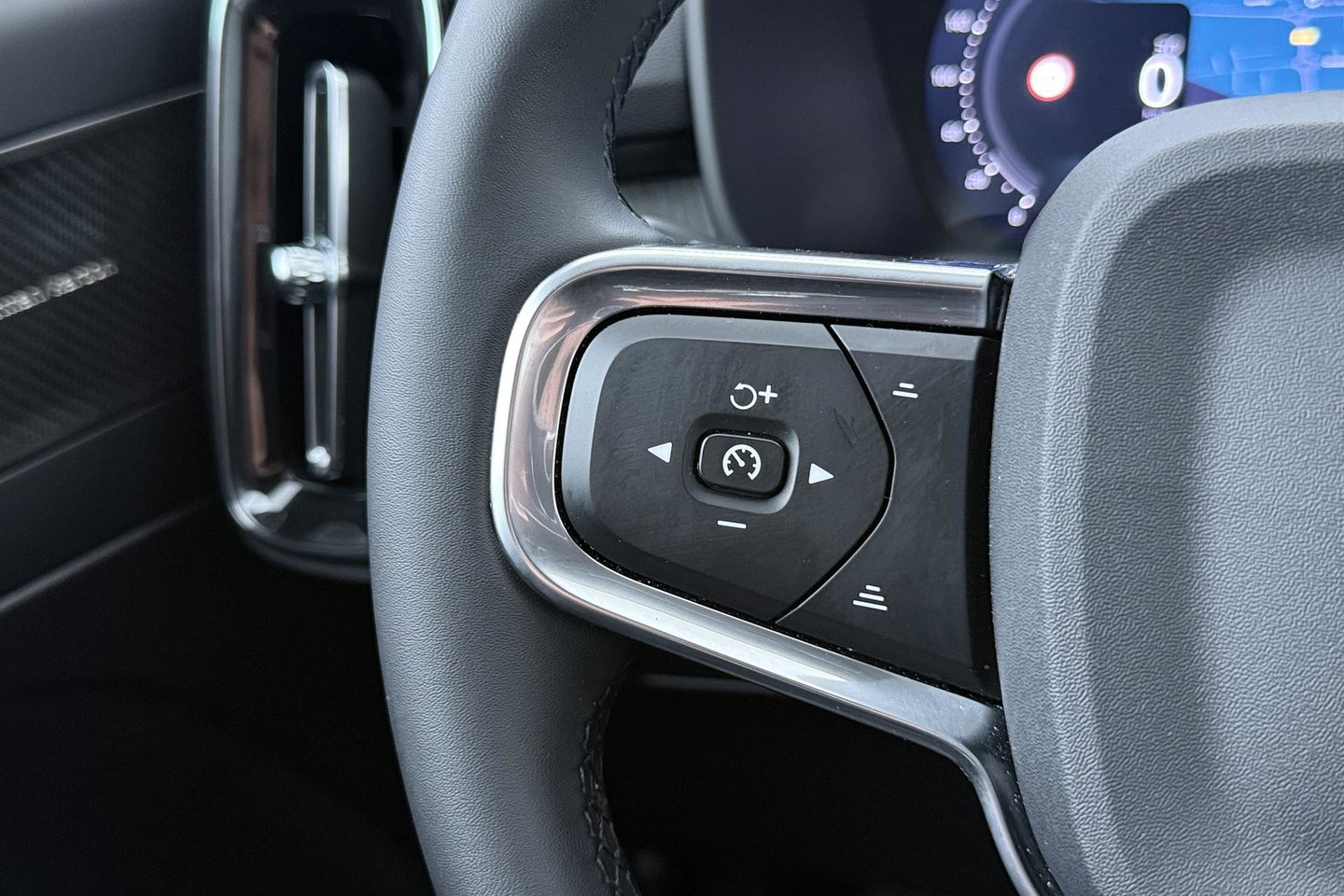 Volvo XC40 2.0 B3 Plus Dark | ACC | 360° Camera | Harman/Kardon | Memory | Stoel+Stuurverwarming | 19 Inch