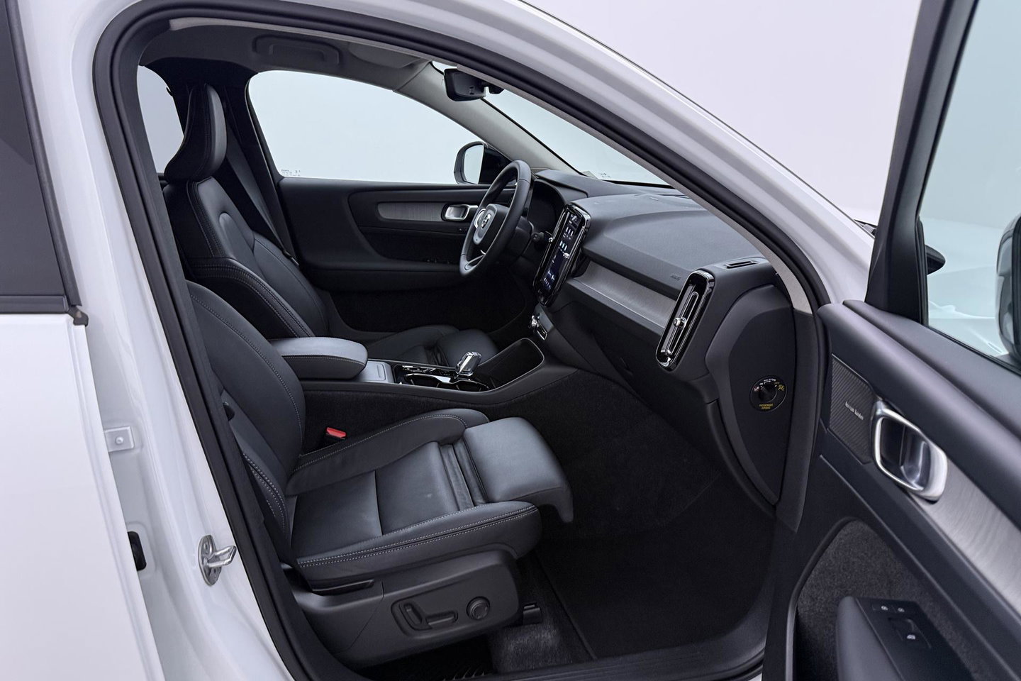 Volvo XC40 2.0 B3 Plus Dark | ACC | 360° Camera | Harman/Kardon | Memory | Stoel+Stuurverwarming | 19 Inch