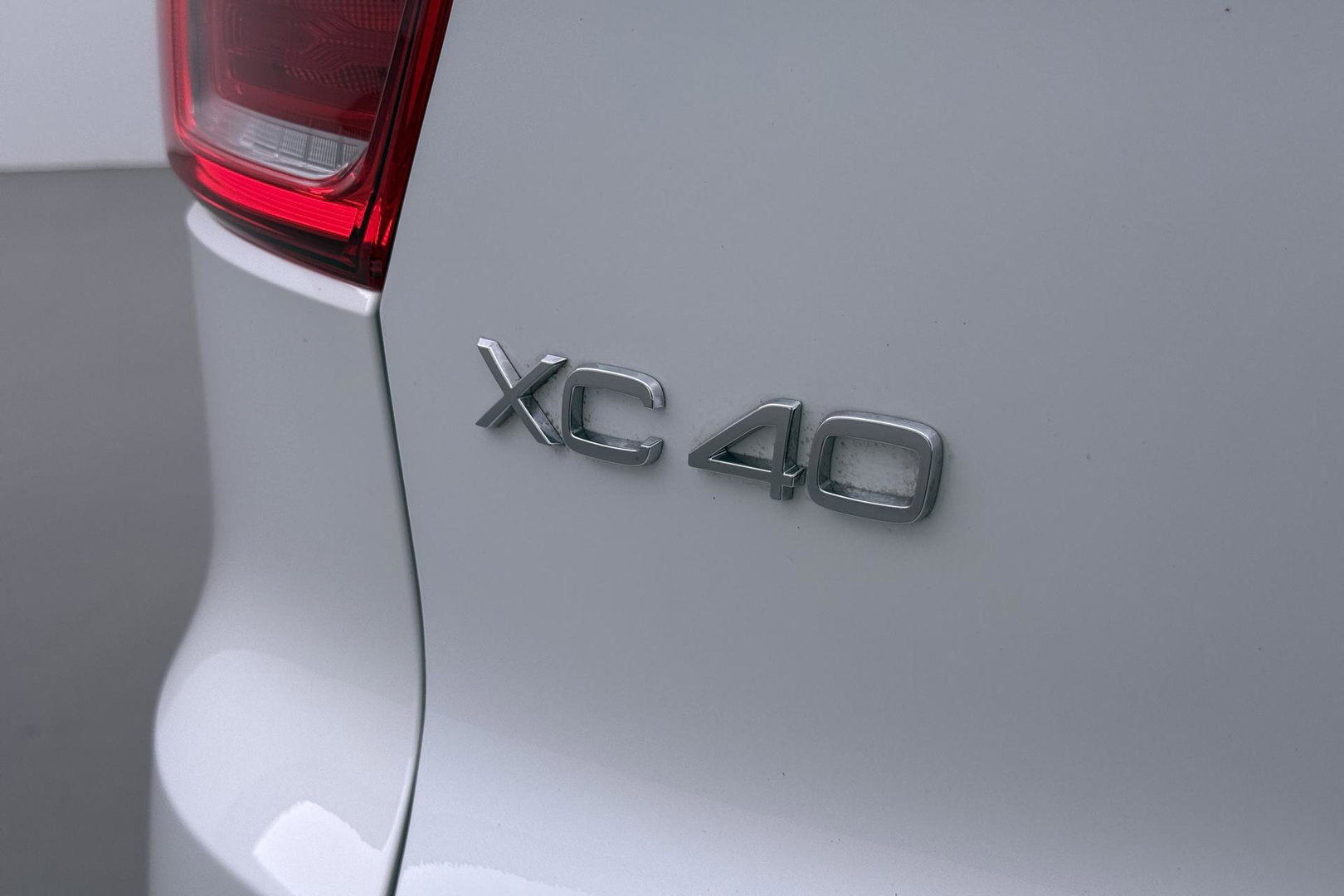 Volvo XC40 2.0 B3 Plus Dark | ACC | 360° Camera | Harman/Kardon | Memory | Stoel+Stuurverwarming | 19 Inch