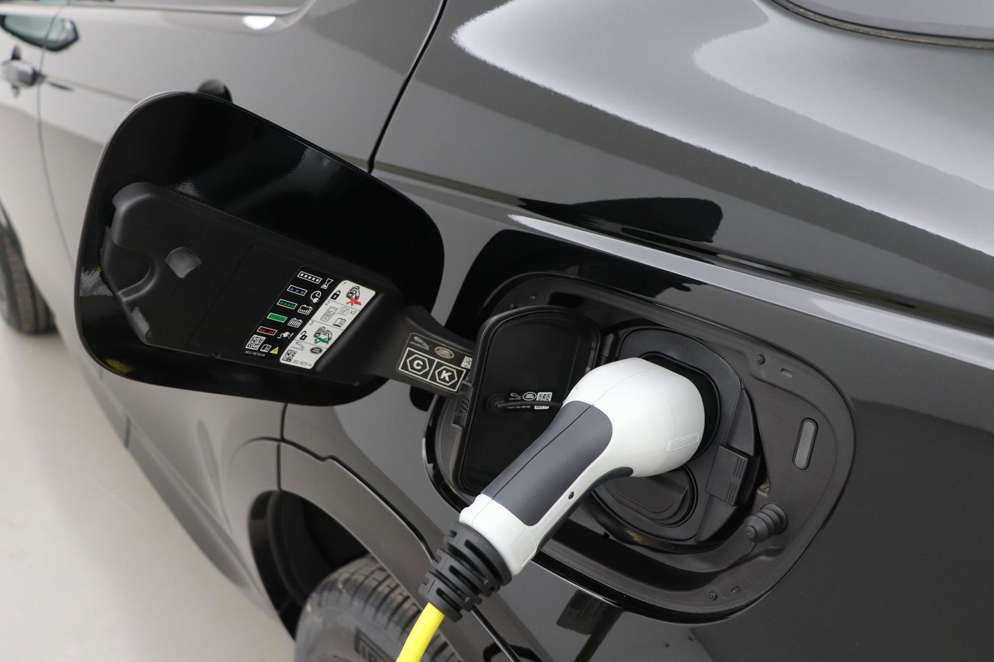Land Rover Discovery Sport P270e PHEV Dynamic SE | NIEUW! | Panoramadak | Trekhaak | ACC | Meridian | Stoel+Stuurverwarming