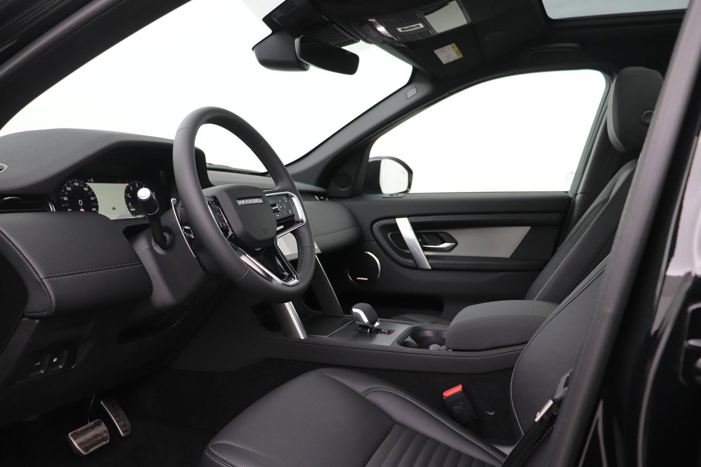 Land Rover Discovery Sport P270e PHEV Dynamic SE | NIEUW! | Panoramadak | Trekhaak | ACC | Meridian | Stoel+Stuurverwarming