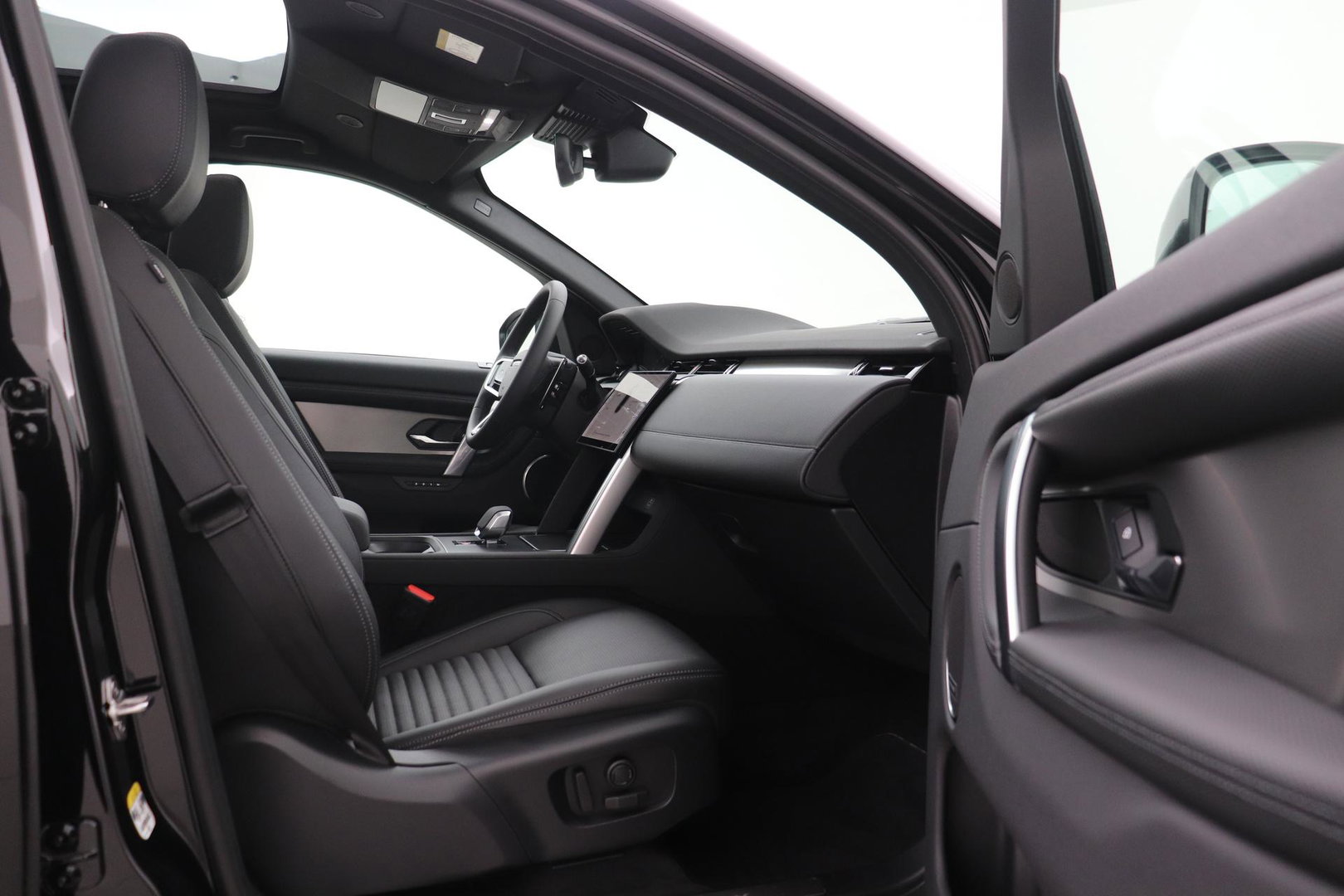 Land Rover Discovery Sport P270e PHEV Dynamic SE | NIEUW! | Panoramadak | Trekhaak | ACC | Meridian | Stoel+Stuurverwarming
