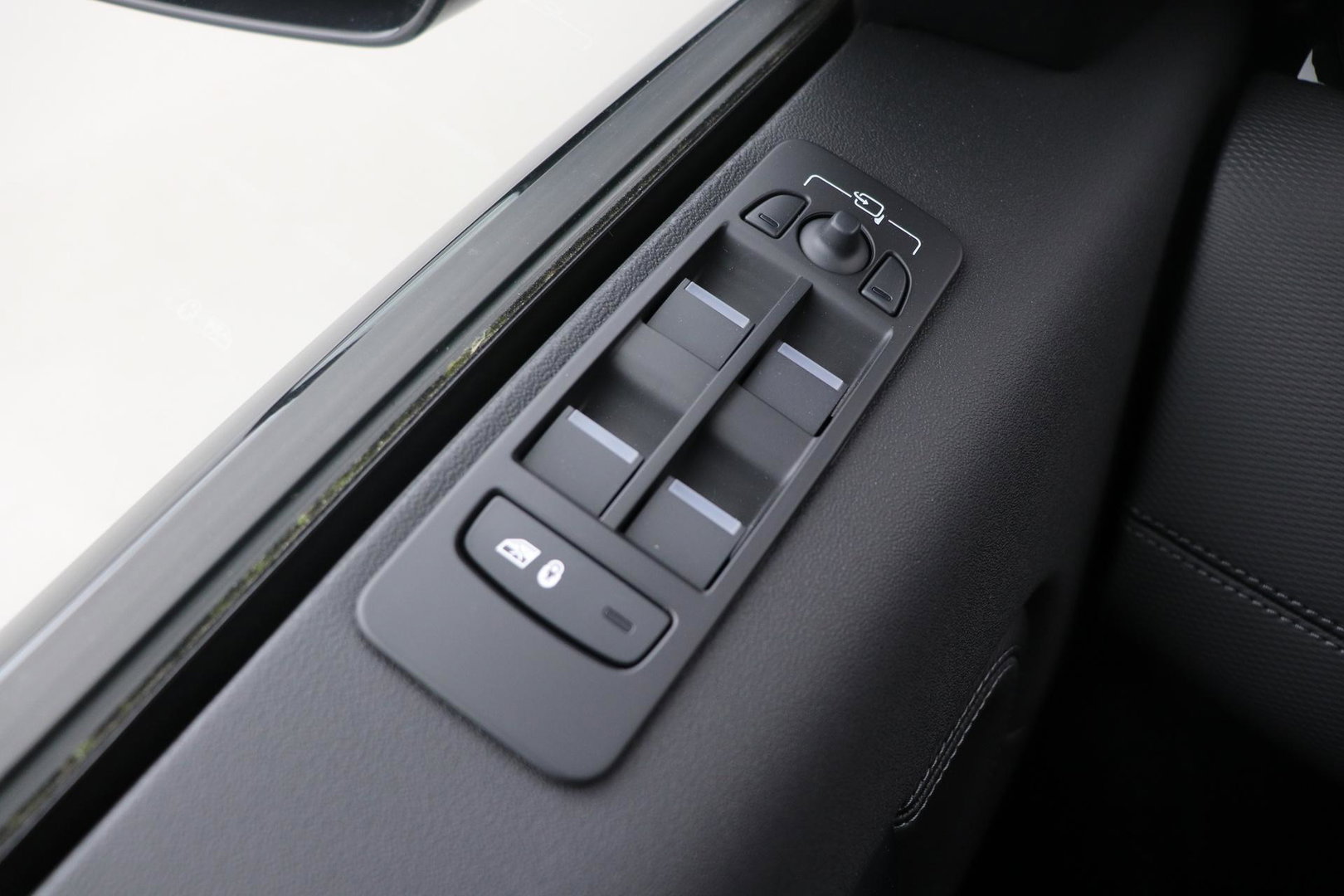 Land Rover Discovery Sport P270e PHEV Dynamic SE | NIEUW! | Panoramadak | Trekhaak | ACC | Meridian | Stoel+Stuurverwarming
