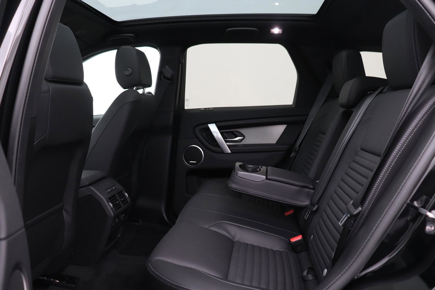 Land Rover Discovery Sport P270e PHEV Dynamic SE | NIEUW! | Panoramadak | Trekhaak | ACC | Meridian | Stoel+Stuurverwarming