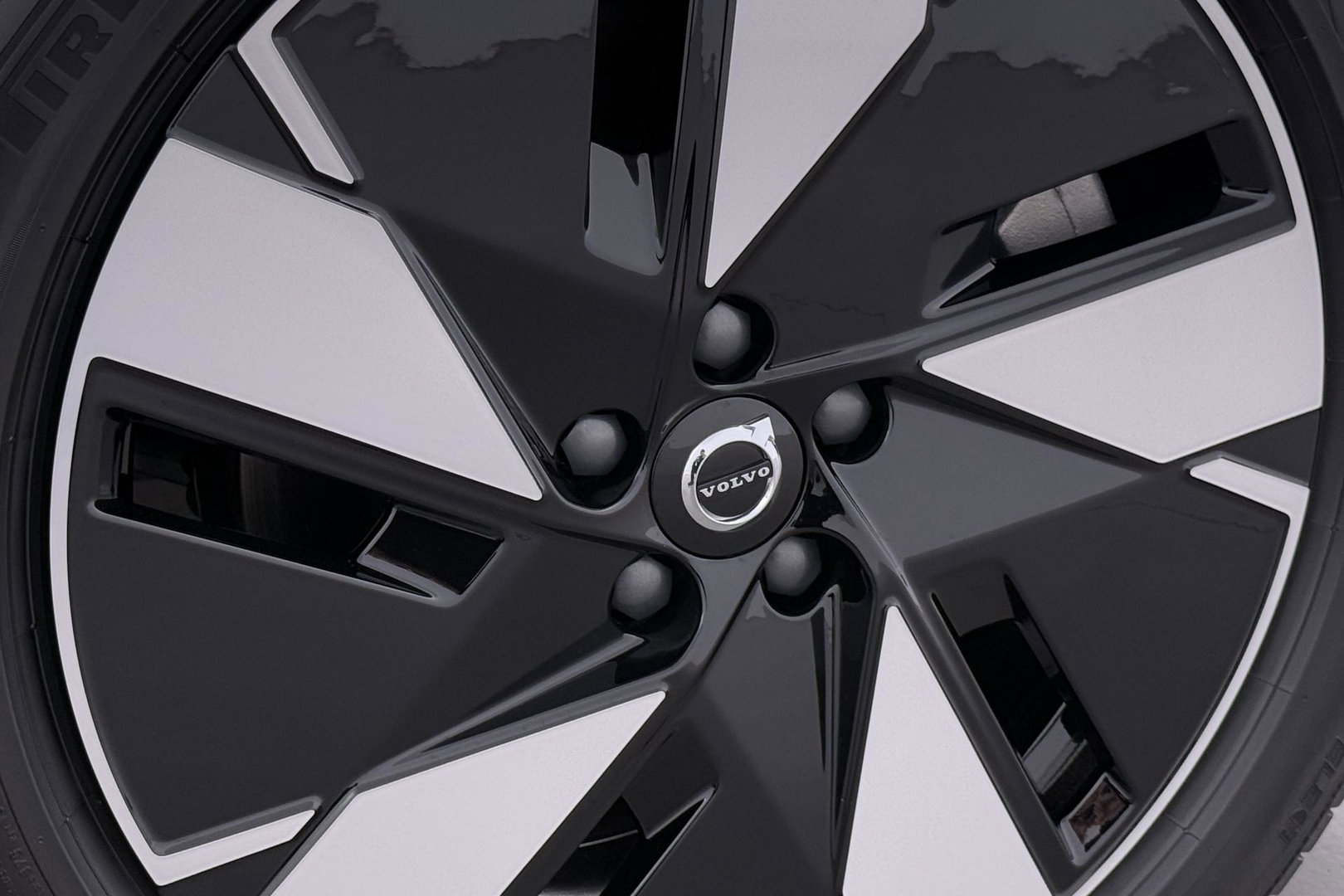 Volvo EX40 Single Motor Extended Range Plus 82 kWh | ACC | Harman/Kardon | 360° Camera | BLIS | Stoel+Stuurverwarming | 19 Inch