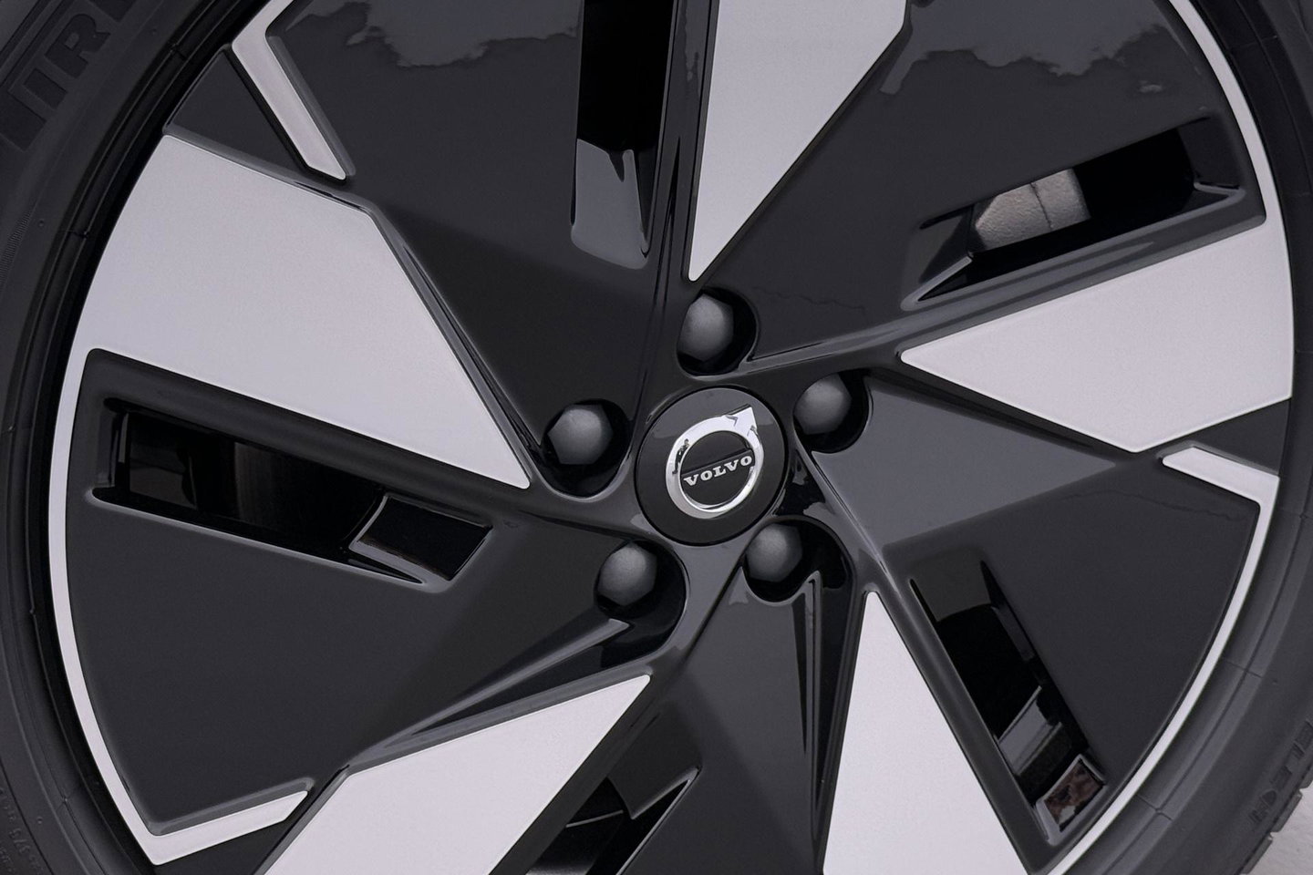 Volvo EX40 Single Motor Extended Range Plus 82 kWh | ACC | Harman/Kardon | 360° Camera | BLIS | Stoel+Stuurverwarming | 19 Inch