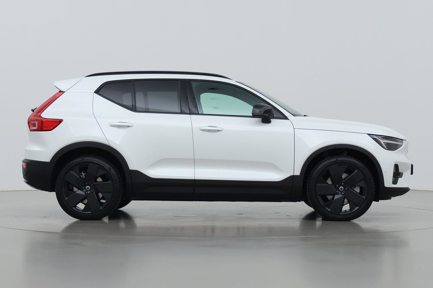 Volvo EX40 Extended Range Plus Black Edition 82 kWh | ACC | Harman/Kardon | 360° Camera | Stoel+Stuurverwarming | BLIS | 20 Inch
