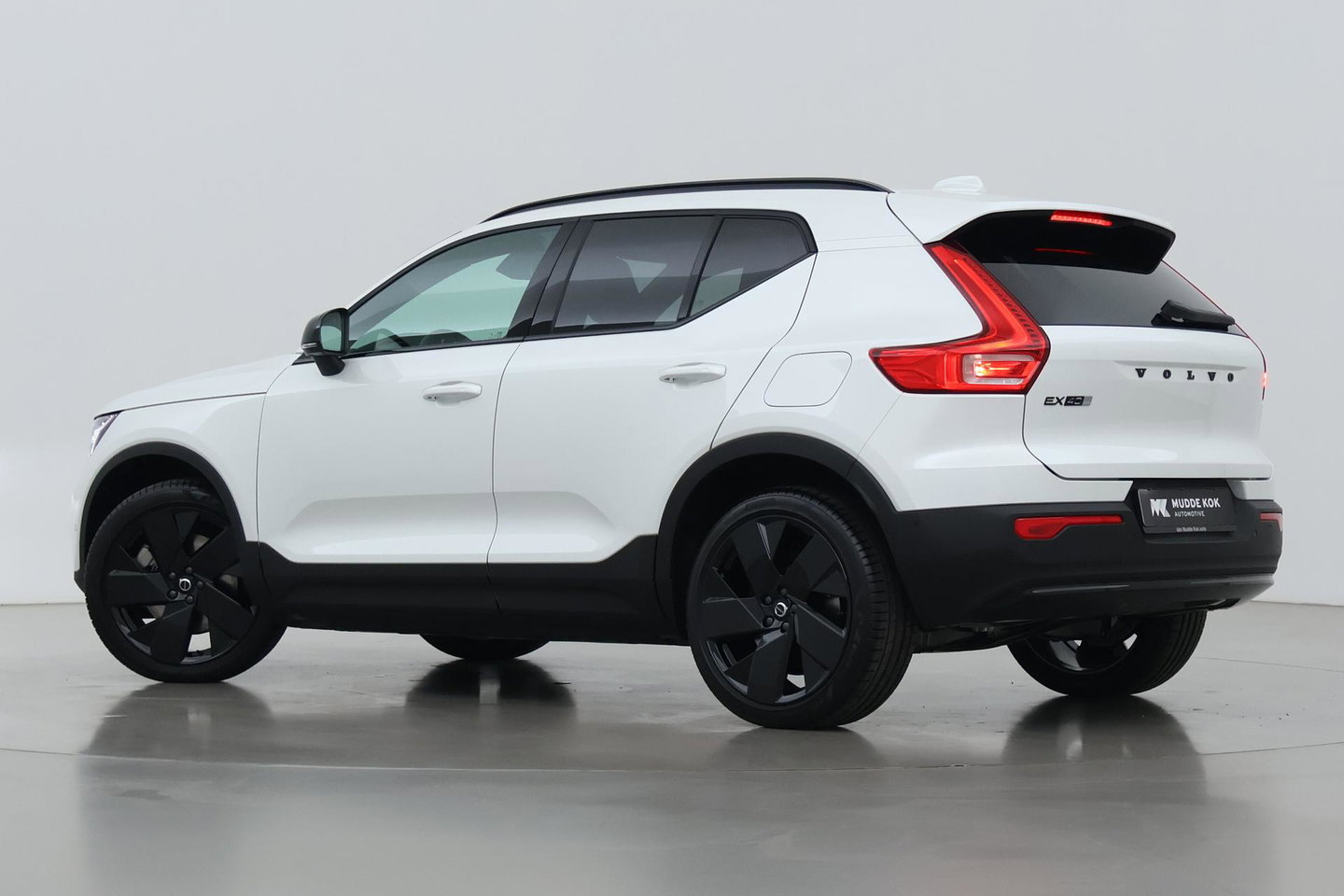 Volvo EX40 Extended Range Plus Black Edition 82 kWh | ACC | Harman/Kardon | 360° Camera | Stoel+Stuurverwarming | BLIS | 20 Inch