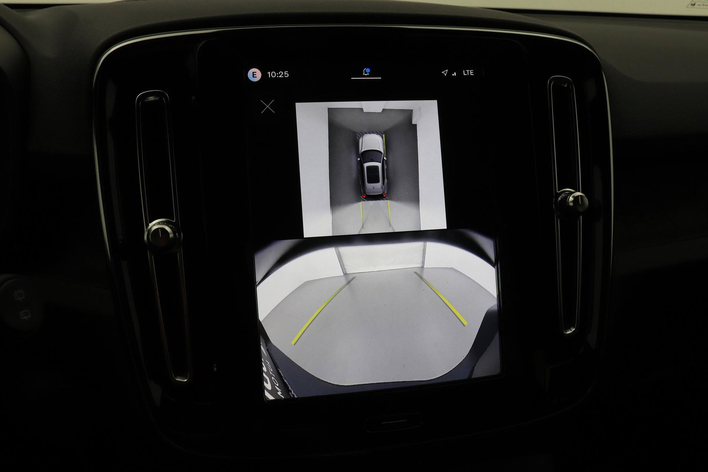 Volvo EX40 Extended Range Plus Black Edition 82 kWh | ACC | Harman/Kardon | 360° Camera | Stoel+Stuurverwarming | BLIS | 20 Inch