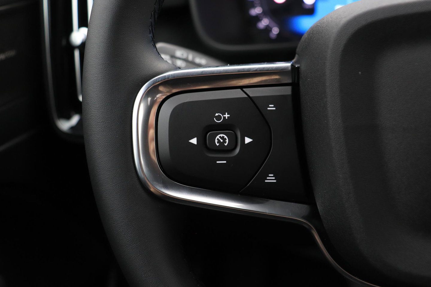 Volvo EX40 Extended Range Plus Black Edition 82 kWh | ACC | Harman/Kardon | 360° Camera | Stoel+Stuurverwarming | BLIS | 20 Inch