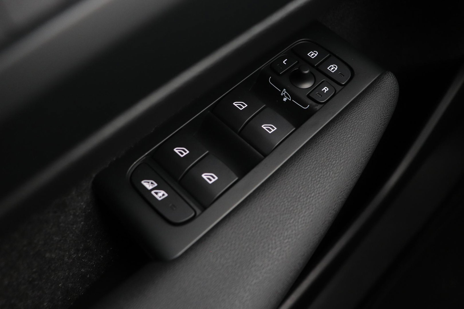 Volvo EX40 Extended Range Plus Black Edition 82 kWh | ACC | Harman/Kardon | 360° Camera | Stoel+Stuurverwarming | BLIS | 20 Inch