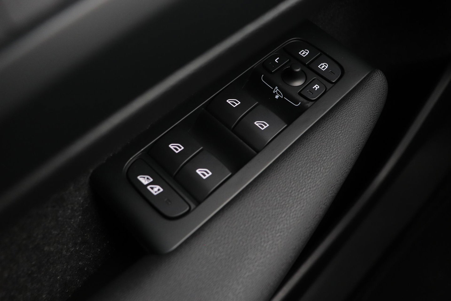 Volvo EX40 Extended Range Plus Black Edition 82 kWh | ACC | Harman/Kardon | 360° Camera | Stoel+Stuurverwarming | BLIS | 20 Inch