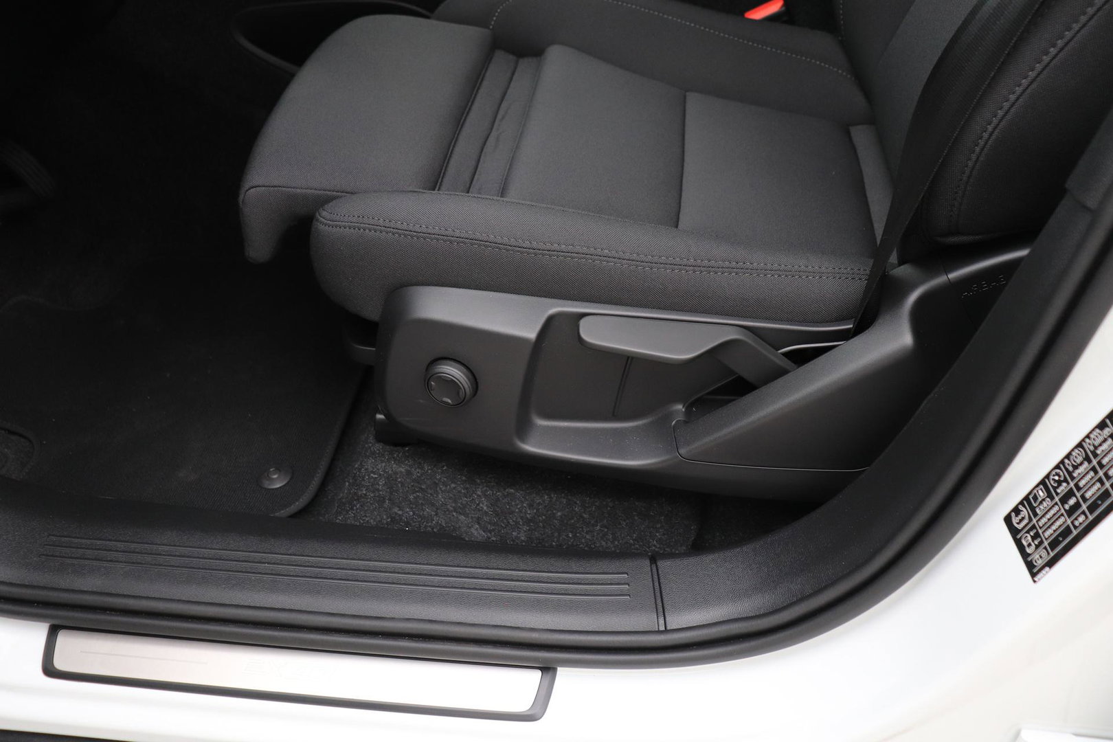 Volvo EX40 Extended Range Plus Black Edition 82 kWh | ACC | Harman/Kardon | 360° Camera | Stoel+Stuurverwarming | BLIS | 20 Inch