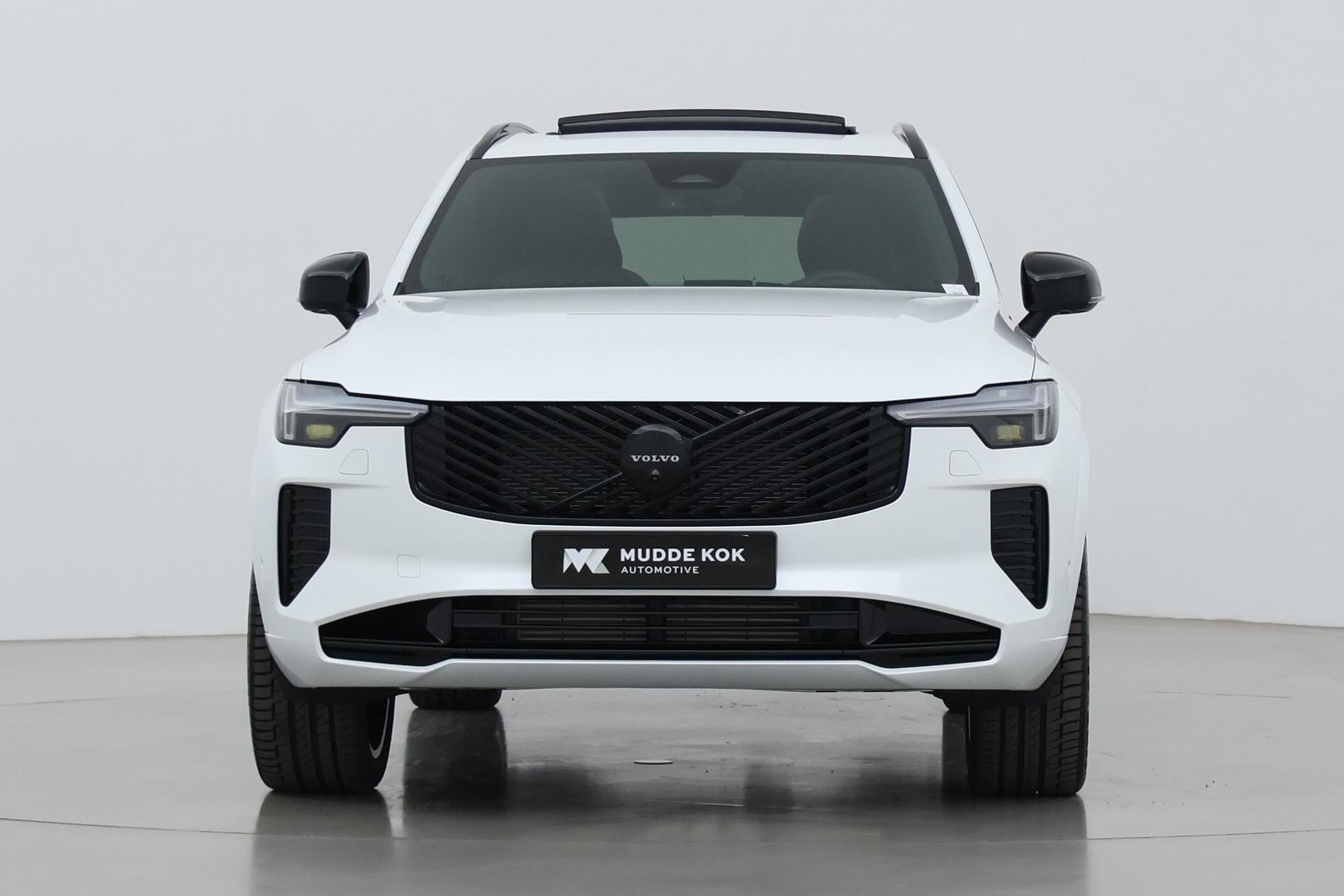 Volvo XC90 T8 Plug-in hybrid Ultra Black Edition | Luchtvering | Trekhaak | Head-Up | 360° Camera | Panoramadak