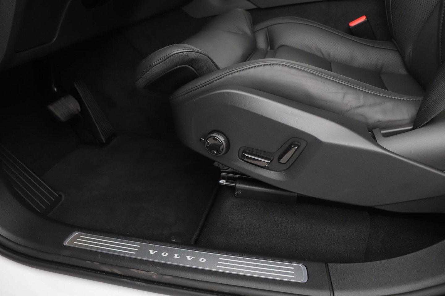 Volvo XC90 T8 Plug-in hybrid Ultra Black Edition | Luchtvering | Trekhaak | Head-Up | 360° Camera | Panoramadak