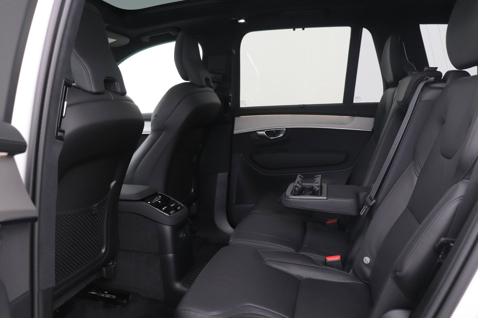 Volvo XC90 T8 Plug-in hybrid Ultra Black Edition | Luchtvering | Trekhaak | Head-Up | 360° Camera | Panoramadak