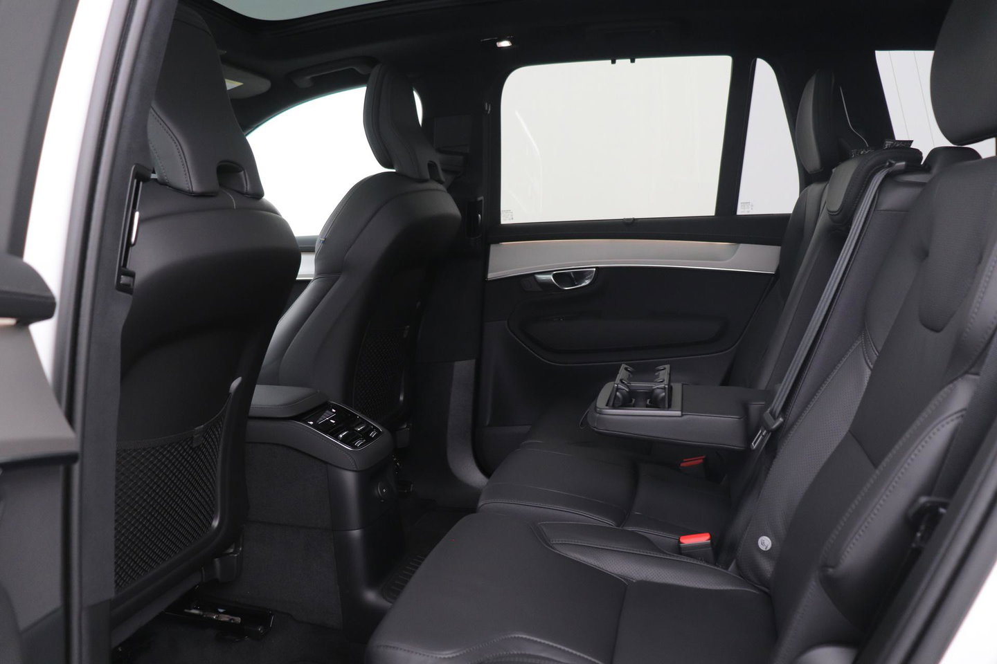Volvo XC90 T8 Plug-in hybrid Ultra Black Edition | Luchtvering | Trekhaak | Head-Up | 360° Camera | Panoramadak
