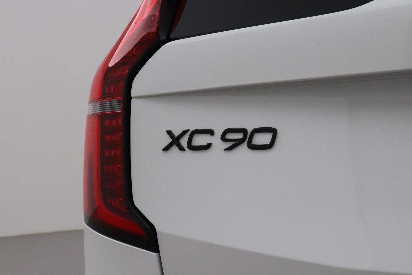 Volvo XC90 T8 Plug-in hybrid Ultra Black Edition | Luchtvering | Trekhaak | Head-Up | 360° Camera | Panoramadak