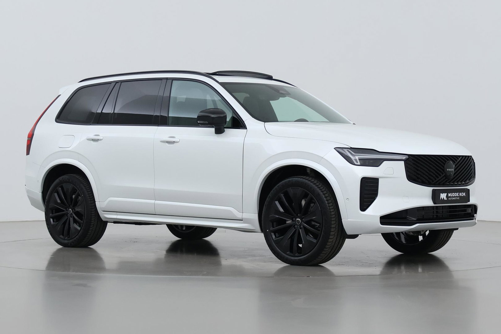 Volvo XC90 T8 Plug-in hybrid Ultra Black Edition | Luchtvering | Trekhaak | Head-Up | 360° Camera | Panoramadak