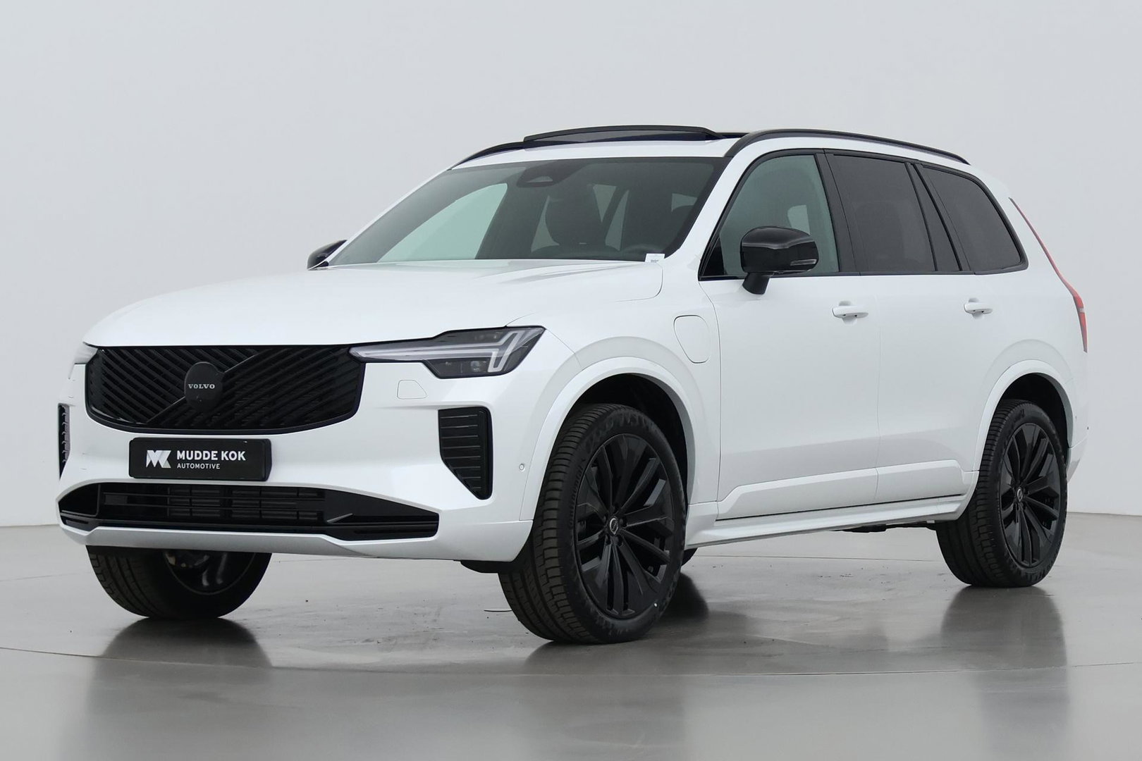 Volvo XC90 T8 Plug-in hybrid Ultra Black Edition | Luchtvering | Trekhaak | Head-Up | 360° Camera | Panoramadak