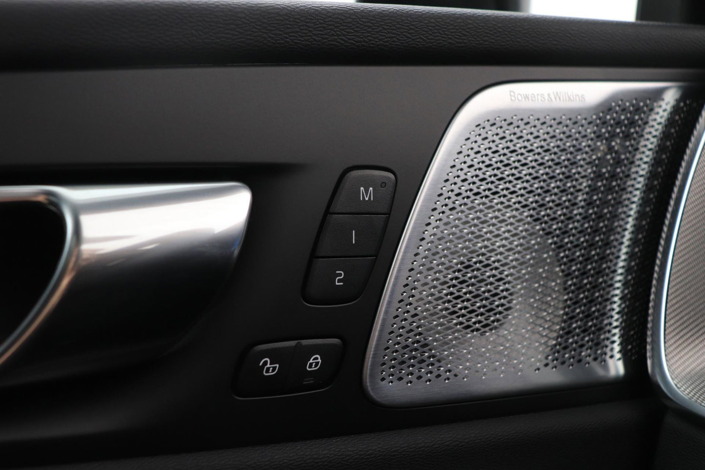 Volvo XC60 T8 Plug-in hybrid Ultra Black Edition | ACC | Panoramadak | Bowers&Wilkins | Head-Up | 360° Camera | Massage+Ventilatie | 21 inch