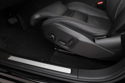 Volvo XC60 T8 Plug-in hybrid Ultra Black Edition | ACC | Panoramadak | Bowers&Wilkins | Head-Up | 360° Camera | Massage+Ventilatie | 21 inch
