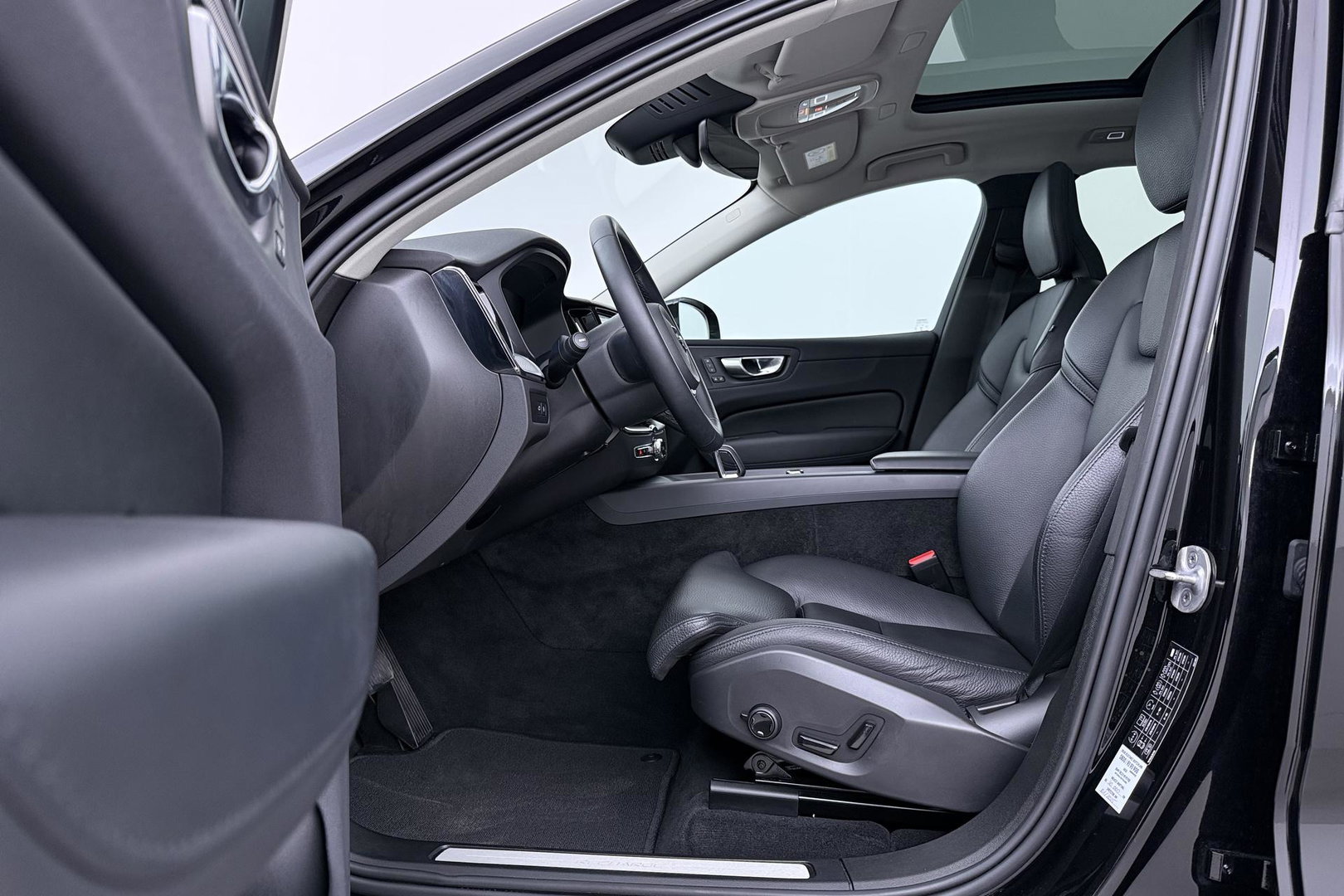 Volvo XC60 T6 Plug-in hybrid Plus Dark | Panoramadak | ACC | Stoel+Stuurverwarming | BLIS | Camera | 21 Inch