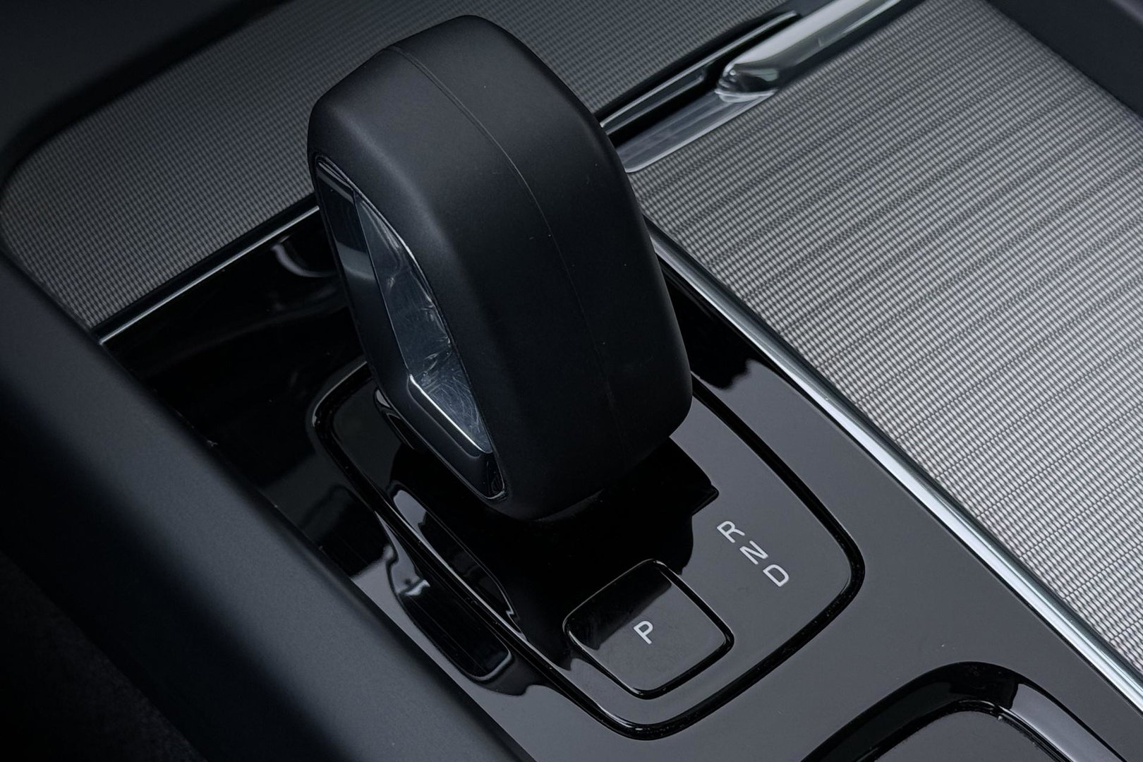 Volvo XC60 T6 Plug-in hybrid Plus Dark | Panoramadak | ACC | Stoel+Stuurverwarming | BLIS | Camera | 21 Inch
