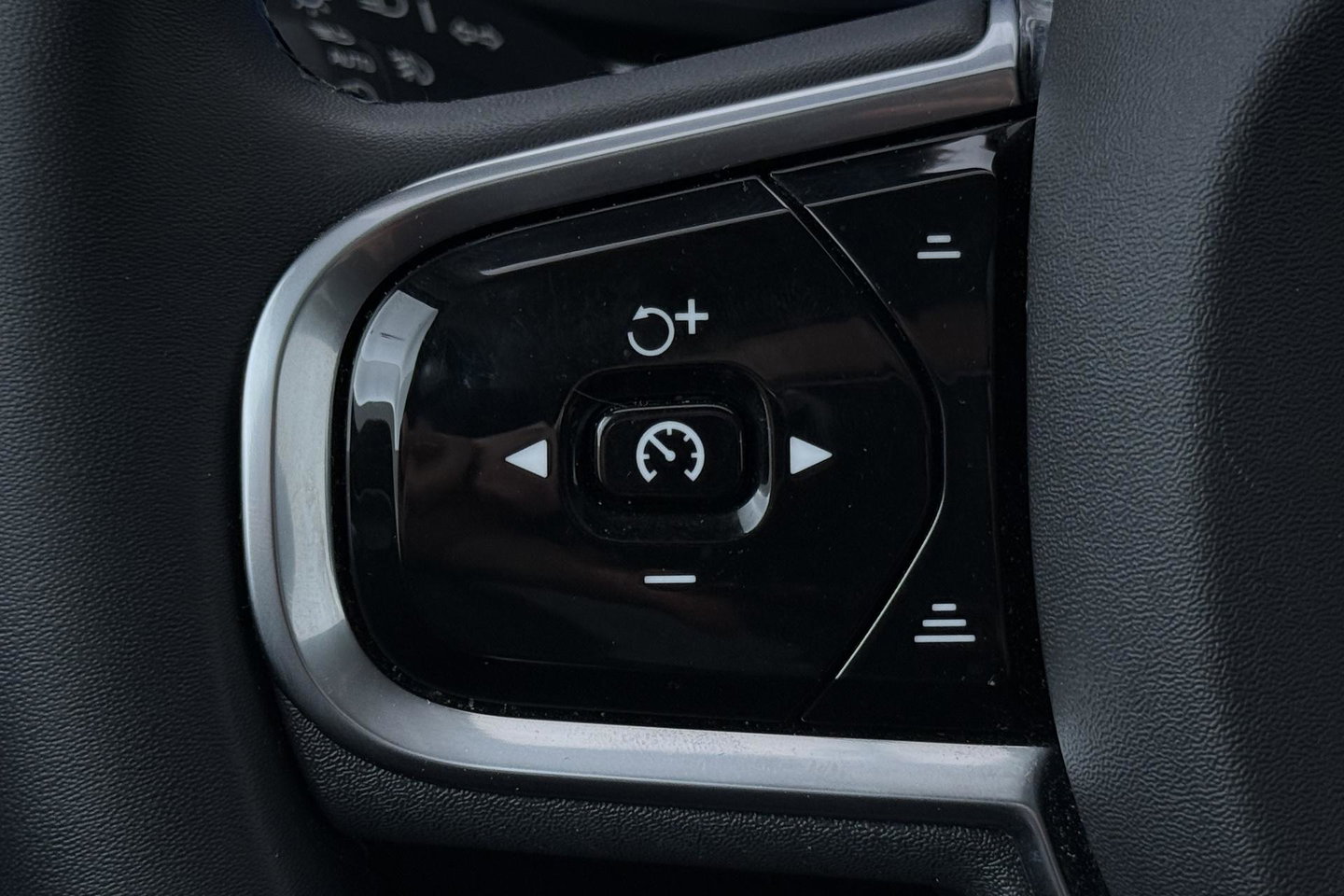 Volvo XC60 T6 Plug-in hybrid Plus Dark | Panoramadak | ACC | Stoel+Stuurverwarming | BLIS | Camera | 21 Inch