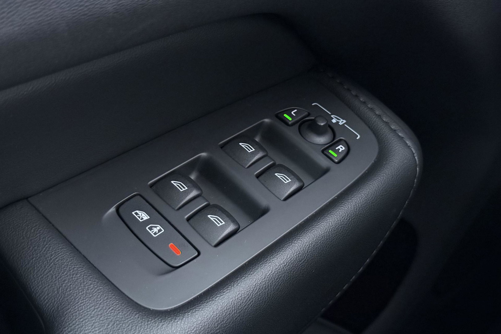 Volvo XC60 T6 Plug-in hybrid Plus Dark | Panoramadak | ACC | Stoel+Stuurverwarming | BLIS | Camera | 21 Inch