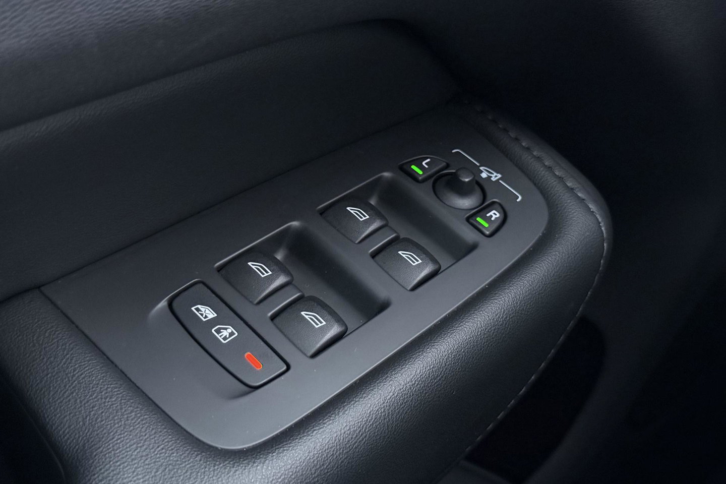 Volvo XC60 T6 Plug-in hybrid Plus Dark | Panoramadak | ACC | Stoel+Stuurverwarming | BLIS | Camera | 21 Inch