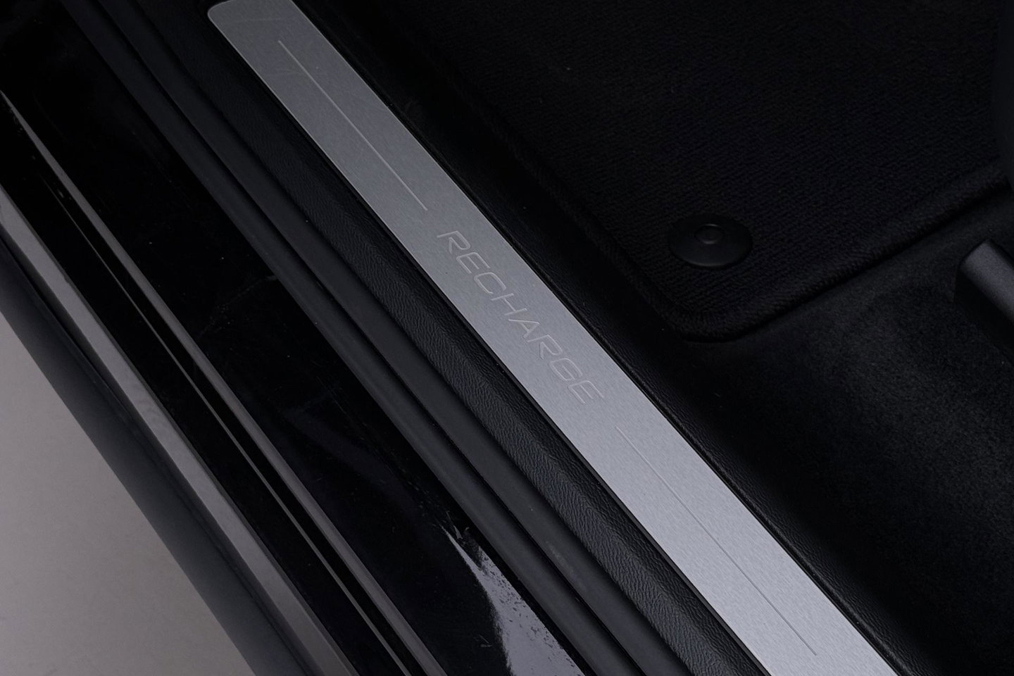 Volvo XC60 T6 Plug-in hybrid Plus Dark | Panoramadak | ACC | Stoel+Stuurverwarming | BLIS | Camera | 21 Inch