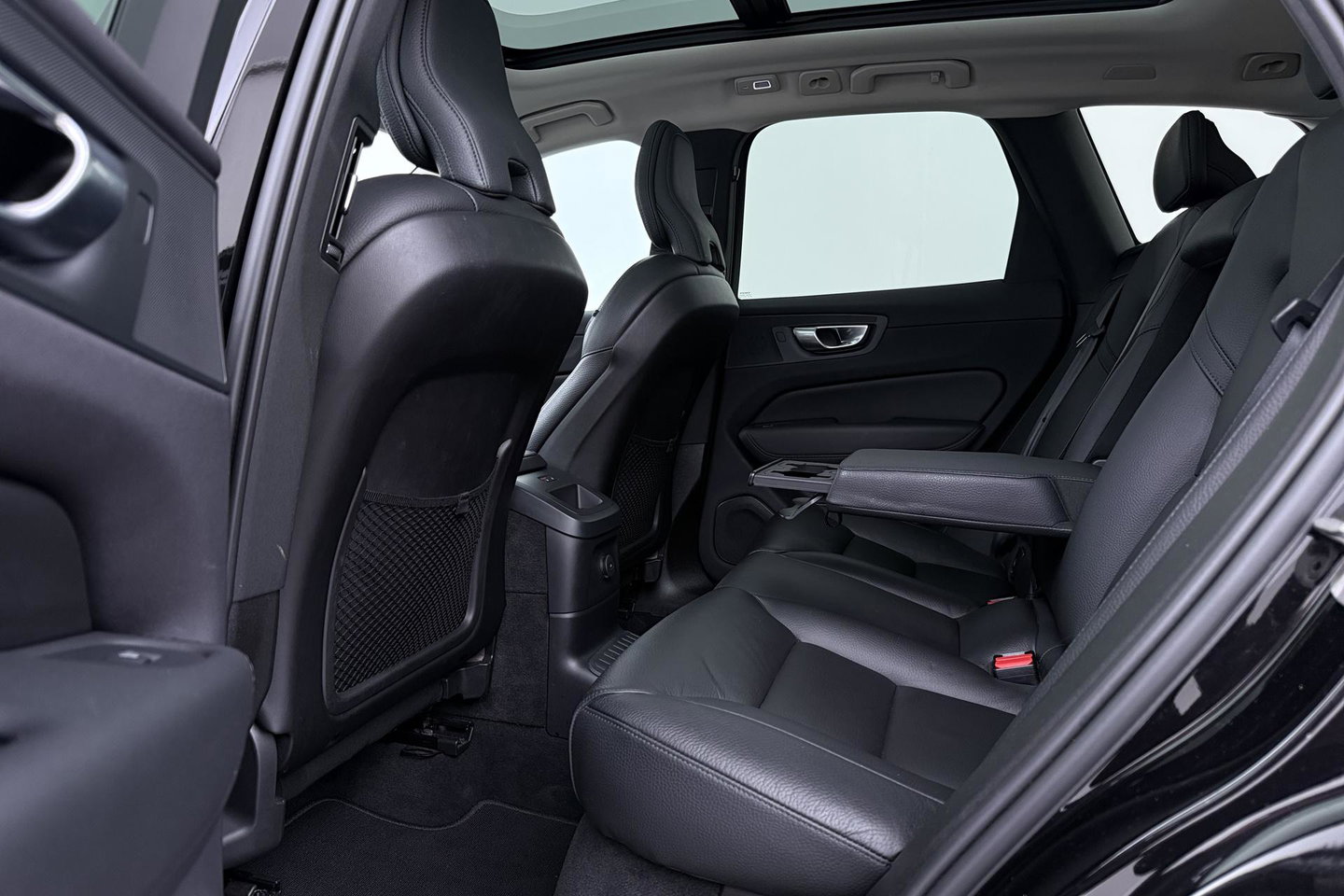 Volvo XC60 T6 Plug-in hybrid Plus Dark | Panoramadak | ACC | Stoel+Stuurverwarming | BLIS | Camera | 21 Inch