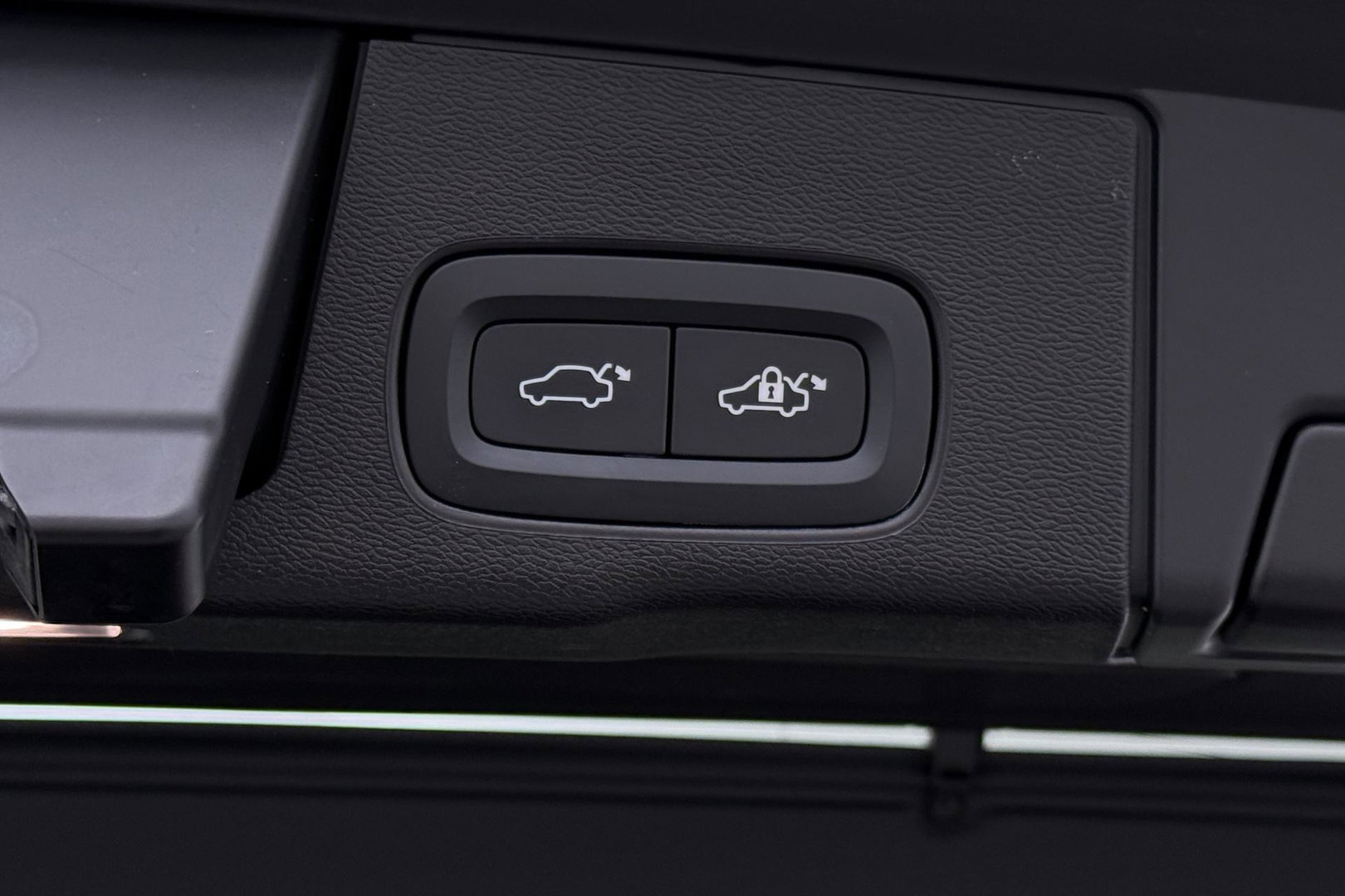 Volvo XC60 T6 Plug-in hybrid Plus Dark | Panoramadak | ACC | Stoel+Stuurverwarming | BLIS | Camera | 21 Inch