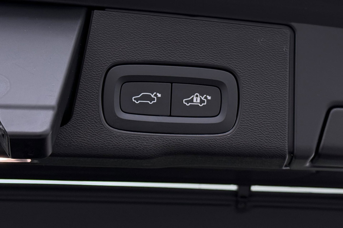 Volvo XC60 T6 Plug-in hybrid Plus Dark | Panoramadak | ACC | Stoel+Stuurverwarming | BLIS | Camera | 21 Inch