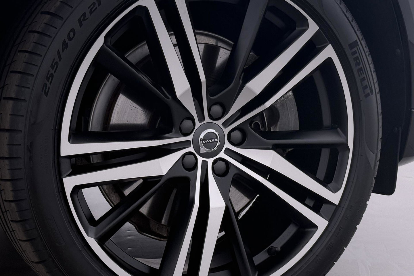 Volvo XC60 T6 Plug-in hybrid Plus Dark | Panoramadak | ACC | Stoel+Stuurverwarming | BLIS | Camera | 21 Inch