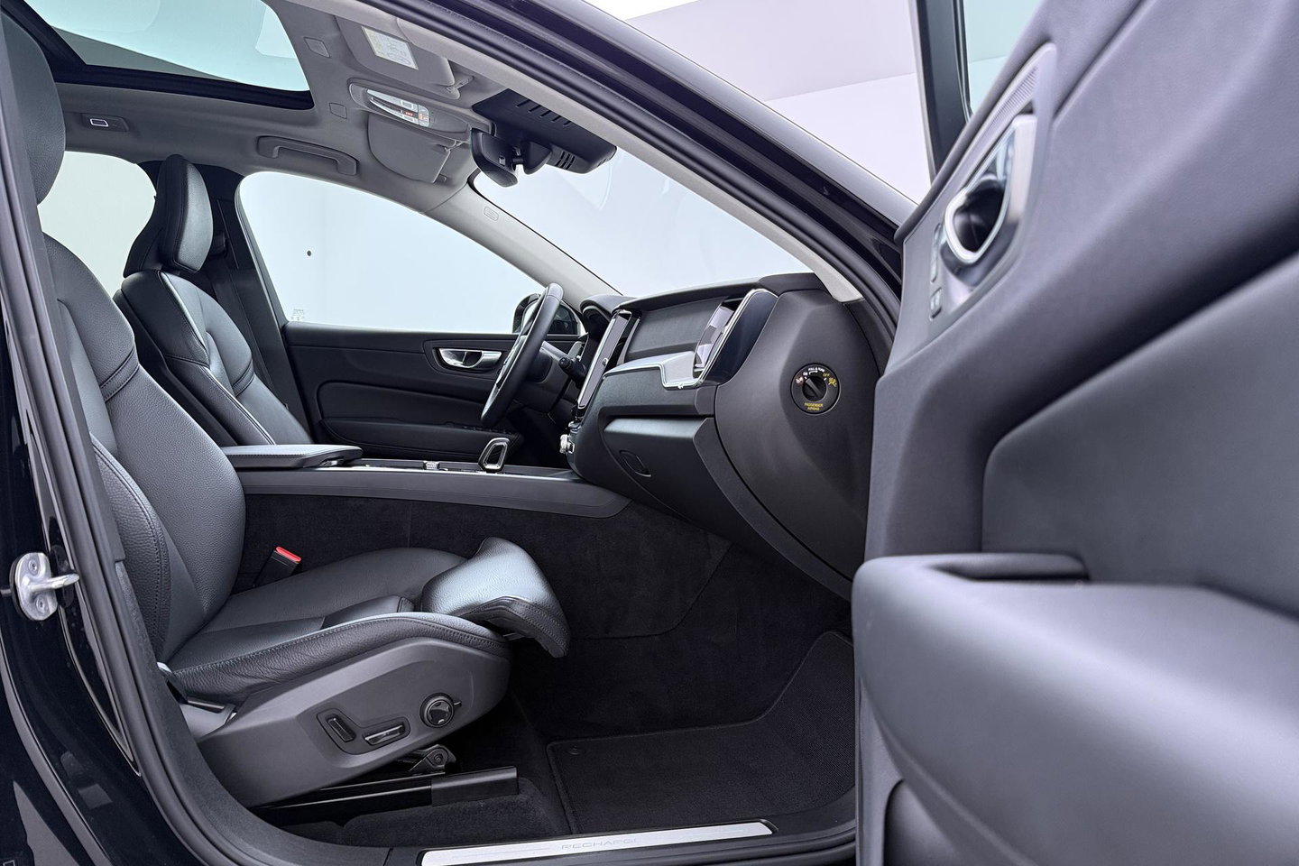 Volvo XC60 T6 Plug-in hybrid Plus Dark | Panoramadak | ACC | Stoel+Stuurverwarming | BLIS | Camera | 21 Inch