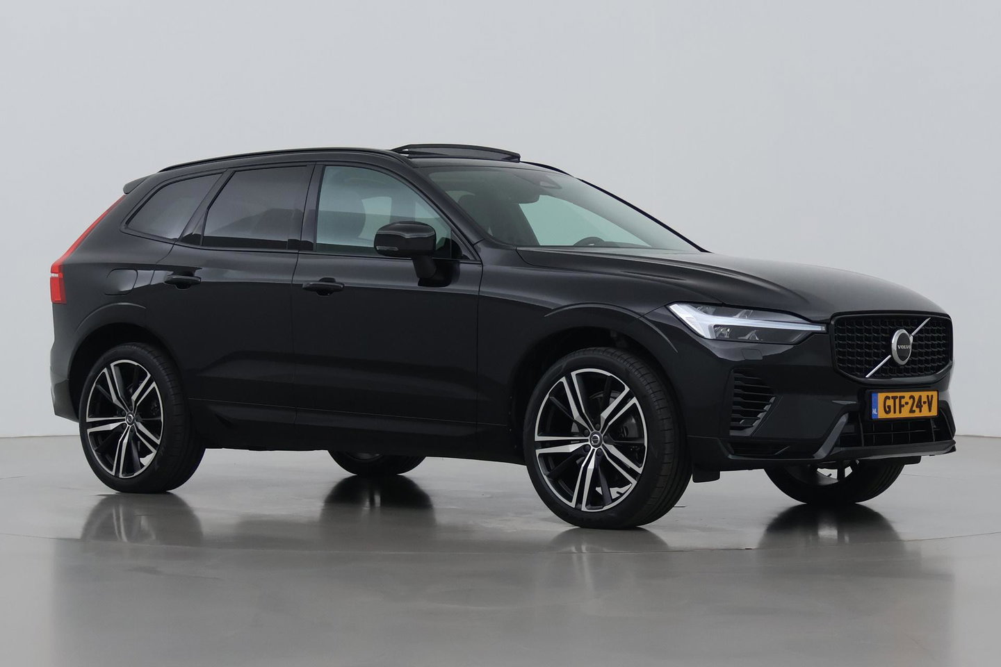 Volvo XC60 T6 Plug-in hybrid Plus Dark | Panoramadak | ACC | Stoel+Stuurverwarming | BLIS | Camera | 21 Inch