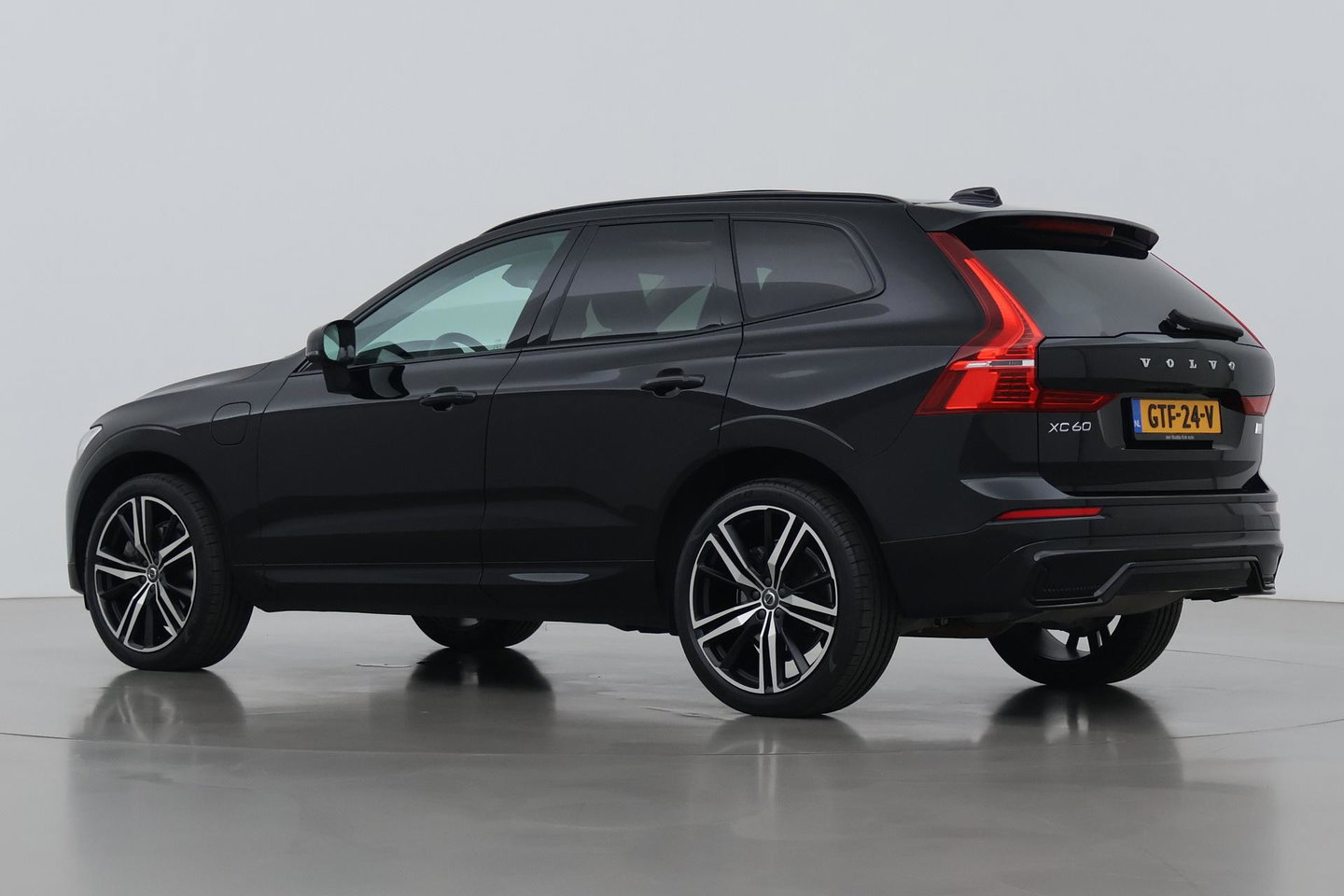 Volvo XC60 T6 Plug-in hybrid Plus Dark | Panoramadak | ACC | Stoel+Stuurverwarming | BLIS | Camera | 21 Inch