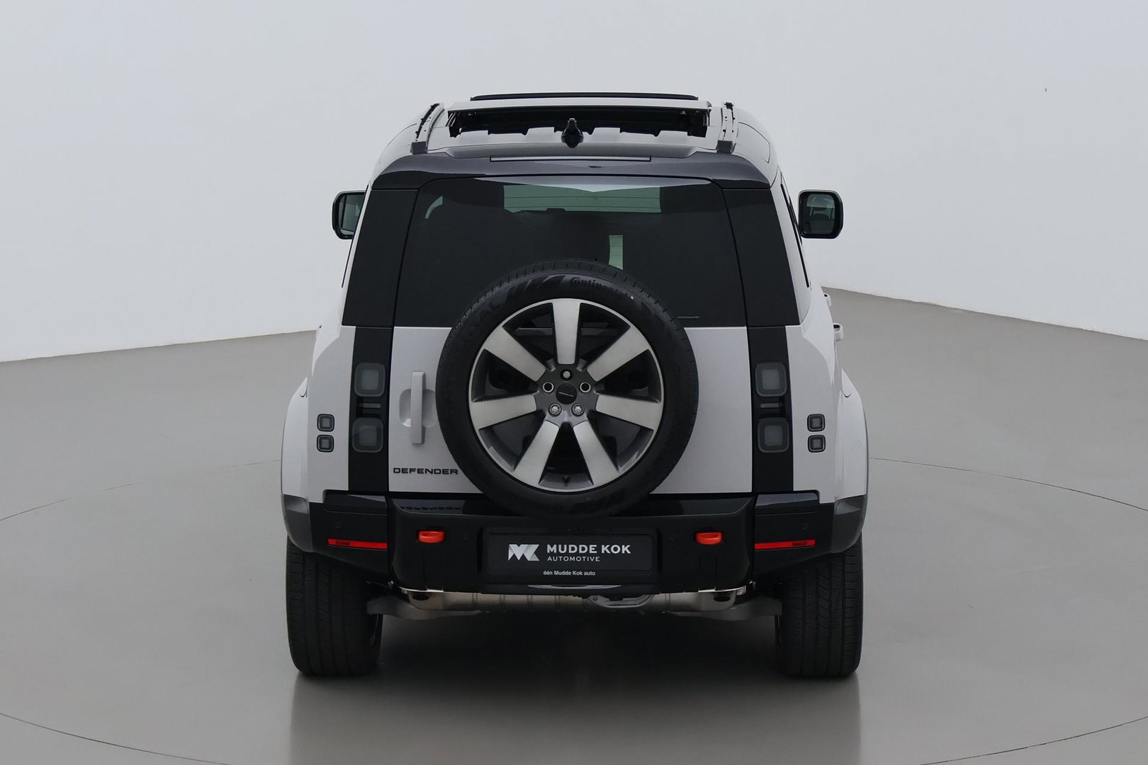 Land Rover Defender 2.0 P300e 110 X | FACELIFT | ClearSight | Meridian Surround | Trekhaak | Luchtvering | Koelbox | Panoramadak | 22 Inch