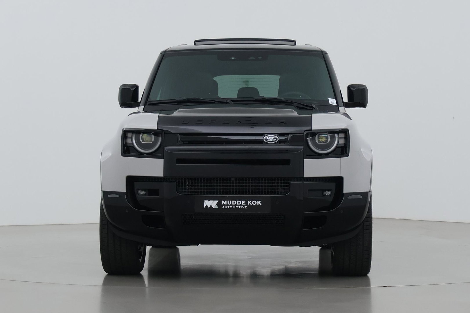 Land Rover Defender 2.0 P300e 110 X | FACELIFT | ClearSight | Meridian Surround | Trekhaak | Luchtvering | Koelbox | Panoramadak | 22 Inch